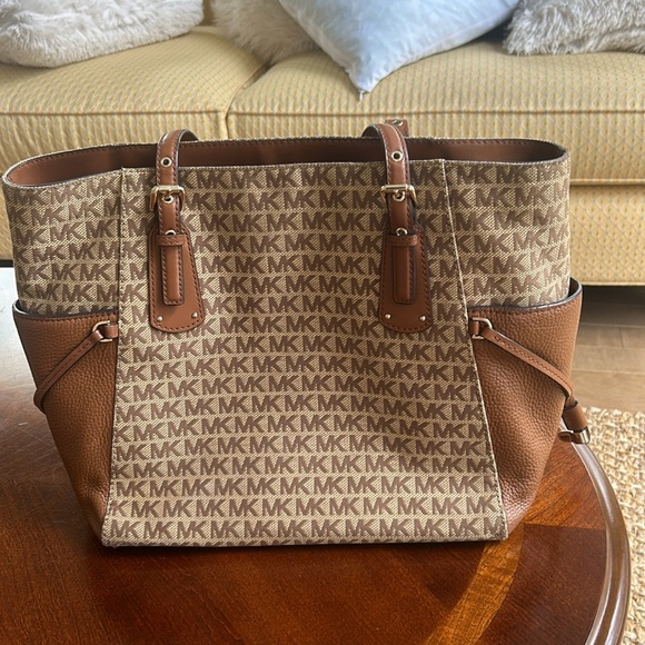 Michael Kors Voyager Tote Bag - Picture 2 of 8